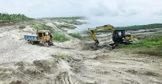 পদ্মা নদীতে বালু উত্তোলন: দুইজনের জেল, লাখ টাকা জরিমানা